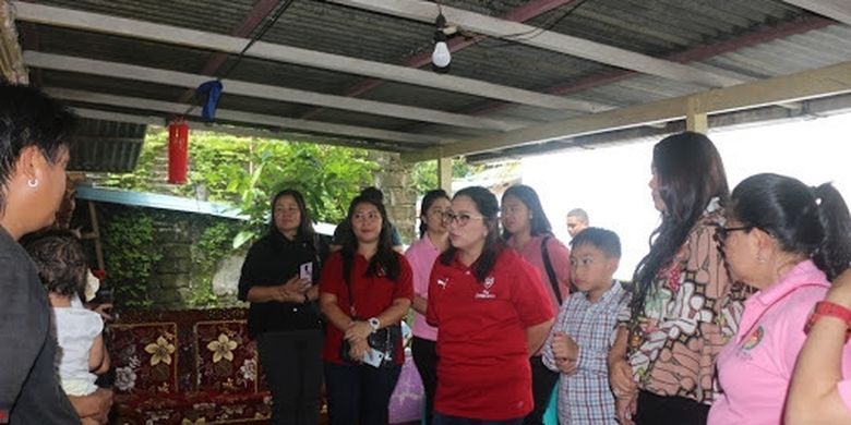 Kumpulan ibu anggota PKK Sulawesi Utara bersama pengurus Dharma Wanita Persatuan (DWP) menyerahkan bantuan logistik untuk korban bencana banjir dan tanah longsor di Manado, Sulawesi Utara, Minggu pagi (3/2/19).