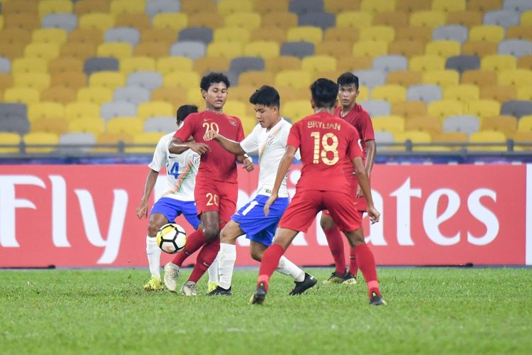 Penyerang Timnas U-16 Indonesia, Bagus Kahfi (20), mendapat pengawalan ketat dari para pemain India pada pertandingan Piala Asia U-16 2018 di Stadion Bukit Jalil, 27 September 2018. 