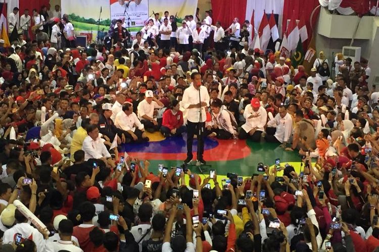 Calon Presiden nomor urut 01 Joko Widodo ketika menghadiri acara kampanye di gedung Palembang Sport Convention Center (PSCC) Palembang, Sumatera Selatan, Selasa (2/4/2019).