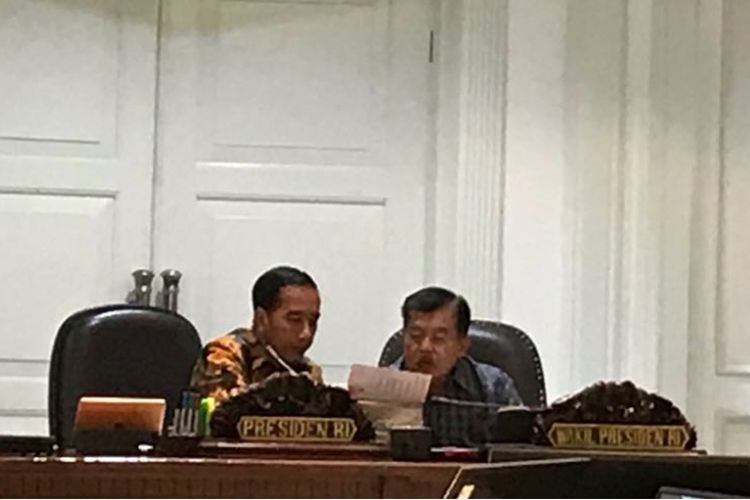 Presiden Joko Widodo dan Wakil Presiden Jusuf Kalla, Kamis (5/4/2018), saat memimpin rapat terbatas di Kantor Presiden Jakarta.