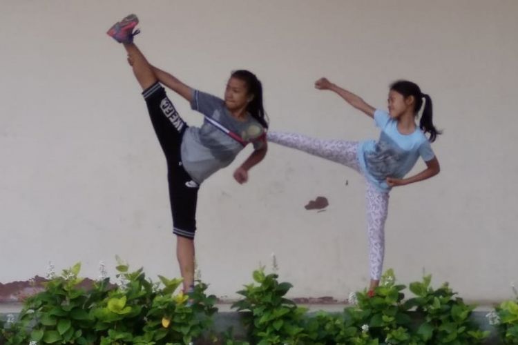 Nadllima Layla (kiri) sedang berlatih karate bersama temannya.