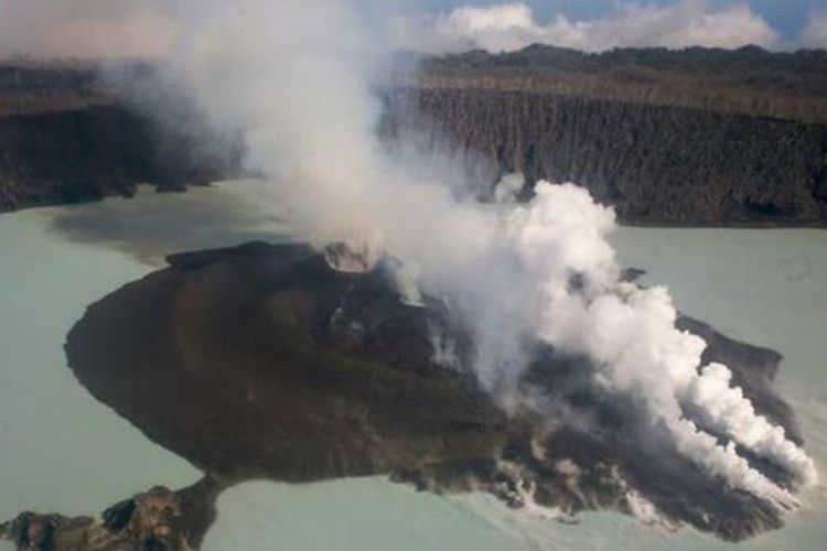 Foto yang diambil pada September 2017, saat gunung api Manaro di Pulau Ambae, Vanuatu, meletus.
