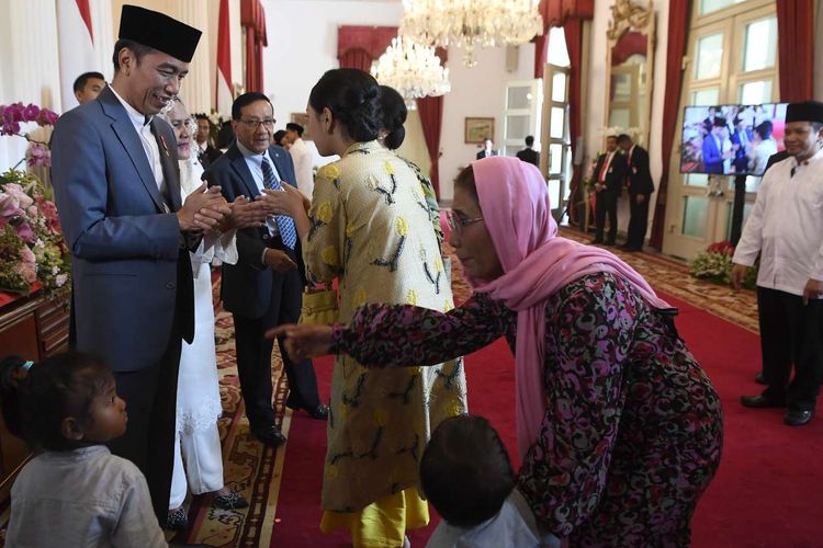 Presiden Joko Widodo (kiri) dan Ibu Negara Iriana joko Widodo (kedua kiri) menerima Menteri Kelautan dan Perikanan Susi Pudjiastuti (kanan) saat halalbihalal di Istana Negara, Jakarta, Rabu (5/6/19). Presiden bersama Ibu Negara Iriana Joko Widodo, Wakil Presiden Jusuf Kalla dan Ibu Mufidah Kalla menggelar halalbihalal Idufitri 1 Syawal 1440 Hijriah di Istana Negara yang terbuka bagi masyarakat umum maupun pejabat negara.