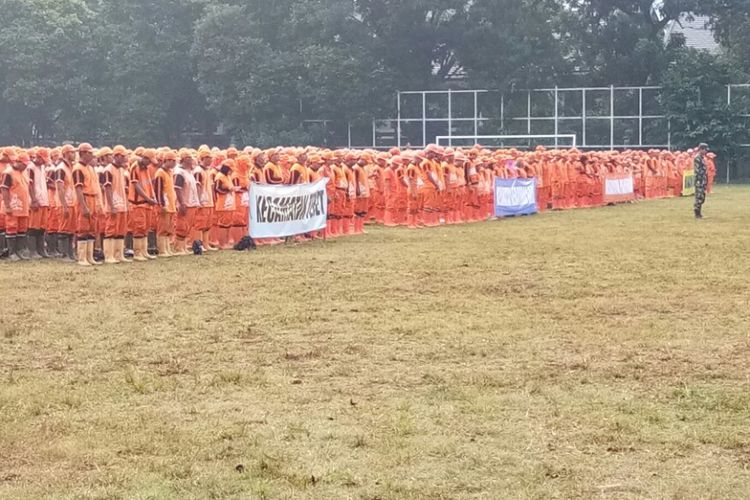 Apel ratusan petugas PPSU di Lapangan Blok S, Kebayoran Baru, Jakarta Selatan, Senin (31/7/2017).