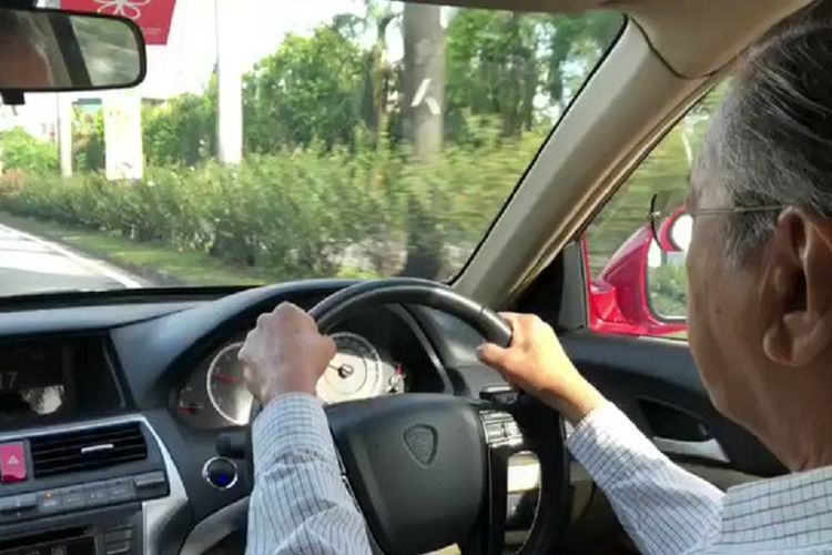 Sebuah video yang menayangkan Perdana Menteri Malaysia Mahathir Mohamad tengah mengendarai sendiri mobilnya. Mahathir yang belum lama ini terpilih kembali sebagai PM diketahui sudah hampir menginjak usia 93 tahun.