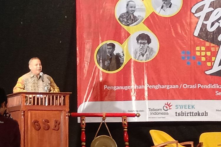 Kepala Badan Pengembangan dan Pembinaan Bahasa RI, Prof Dr. Dadang Sunendar, berbicara di Festifal Literasi 2018 di Surakarta.