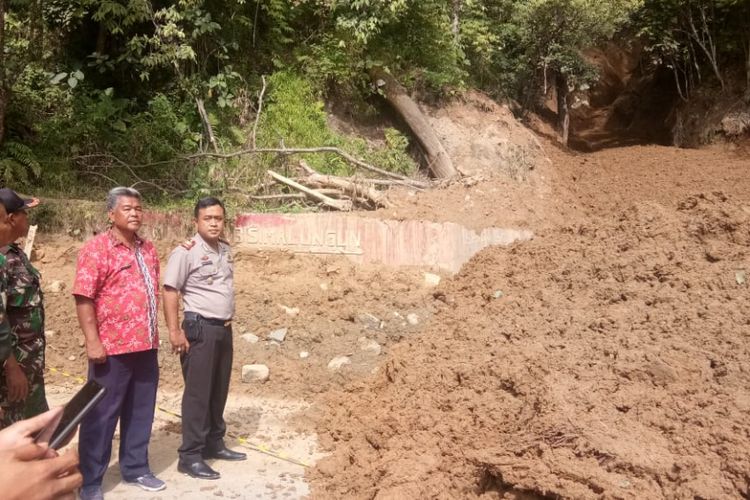 Hamparan lumpur yang menimbun salah satu sisi jembatan kembar di Parapat, Kabupaten Simalungun. Jumat (11/1/2019) sore.