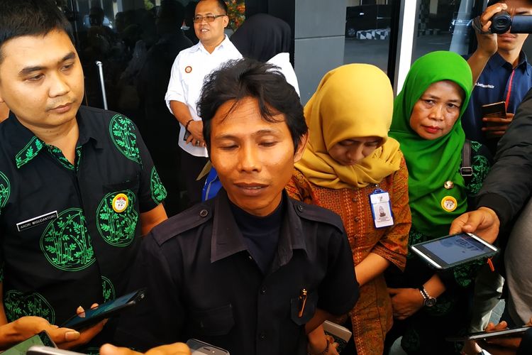 Suroto Budiyanto, guru wali kelas GL, siswi korban pengeroyokan yang dilakukan seniornya di SMK swasta itu di Bekasi Timur.