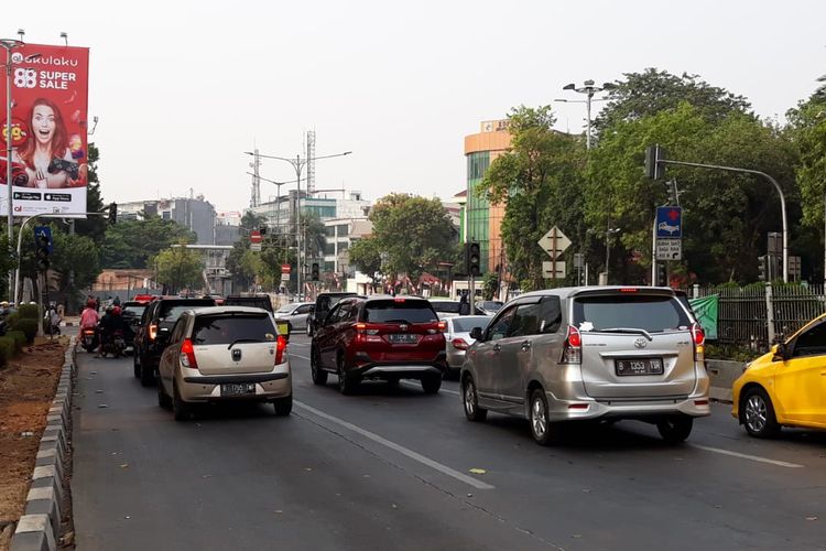 Lampu lalu lintas padam di depan Mal Pejaten Village, Jakarta Selatan, Minggu (4/8/2019).