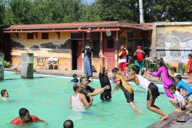 Pengunjung sedang berenang di kolam renang Lido Graha, Kota Lhokseumawe, Aceh, Minggu (22/1/2017).