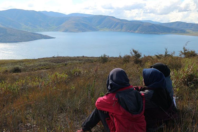 Wisatawan menikmati panorama Danau Anggi Gida dilihat dari Bukit Kombrey dengan ketinggian sekitar 2.000 meter di atas permukaan laut, Jumat (17/8/2018). Bukit Kombrey merupakan obyek wisata yang terletak di Distrik Anggi, Kabupaten Pegunungan Arfak, Papua Barat.