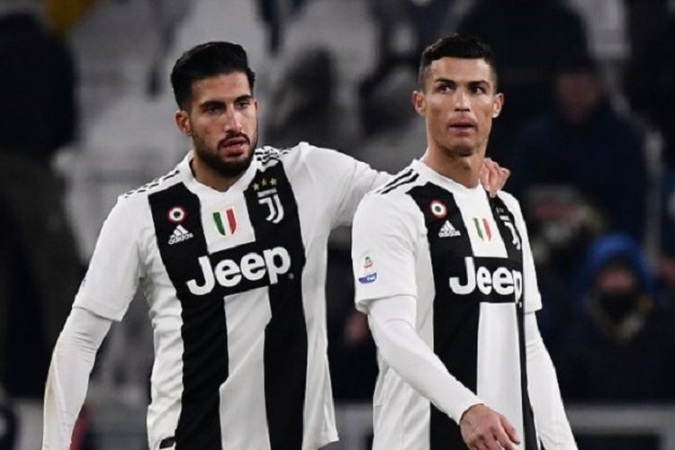 Emre Can tampak tengah menyemangati Cristiano Ronaldo pada laga Juventus vs Chievo Verona dalam lanjutan Serie A Liga Italia di Stadion Allianz, 21 Januari 2019. 