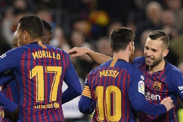 Lionel Messi merayakan gol bersama rekan-rekannya pada pertandingan Barcelona vs Levante dalam babak 16 besar Copa del Rey di Stadion Camp Nou, 17 Januari 2019. 