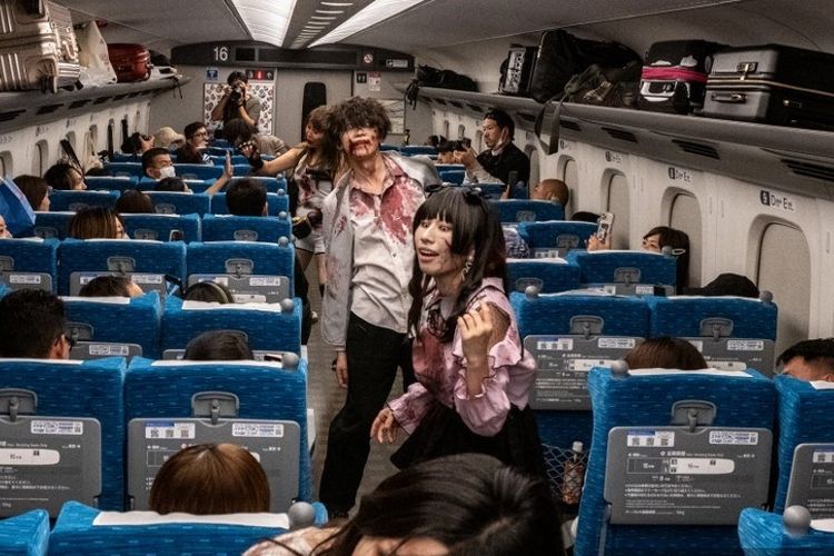 Aktor berperan sebagai zombi menakuti penumpang shinkansen dari Tokyo ke Osaka dalam rangka menyambut Halloween, (19/10/2024). (AFP/PHILIP FONG)