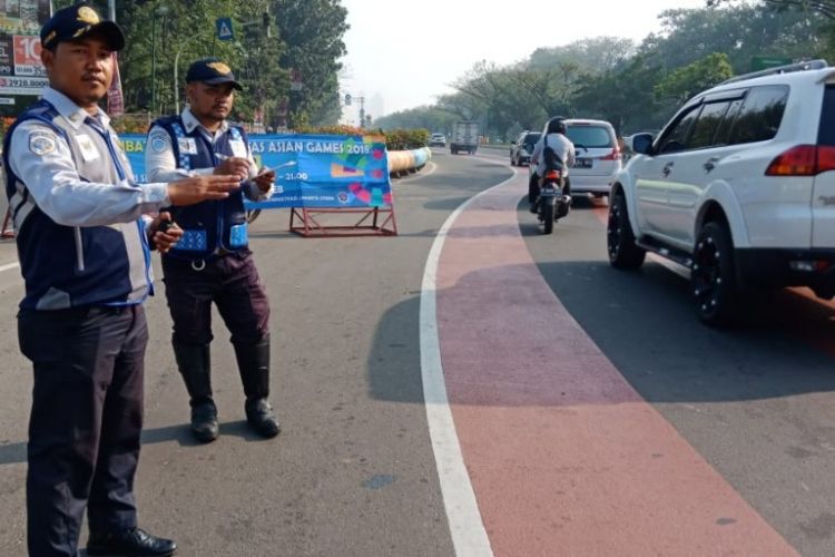 Petugas Dinas Perhubungan berjaga di area ganjil genap di Jalan Benyamin Sueb, Kemayoran, Senin (2/7/2018?