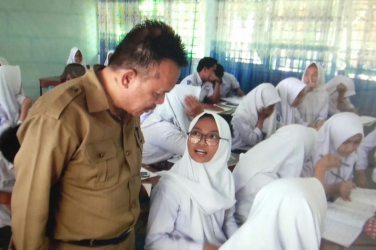 Nurlela Sitesya, anak pengungsi Sulawesi Tengah (Sulteng) mengikuti proses belajar di SMP Negeri 8 Makassar. 