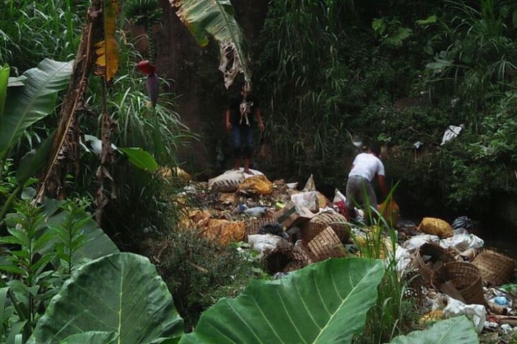 Pelaku dihukum membersihkan sampah di sungai Pandasari, Desa Batusari, Kecamatan Kledung, Kabupaten Temanggung, Sabtu (28/10/2017).