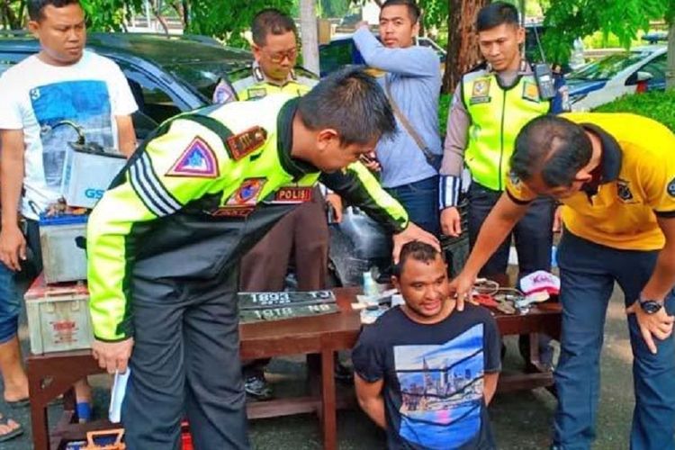 PJR Polda Jatim menangkap Moh Rosi (39), pelaku pencurian aki mobil, setelah kejar-kejaran di ruas tol Surabaya-Sidoarjo, Sabtu (2/2/2019).