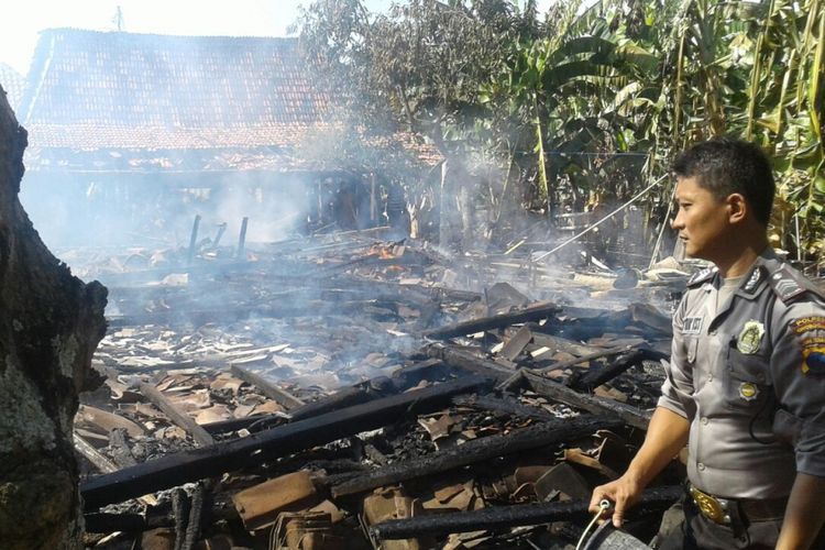 Kebakaran hebat terjadi di Desa Sukorejo, Kecamatan Tegowanu, Kabupaten Grobogan, Jawa Tengah, Sabtu (26/8/2017) siang sekitar pukul 13.00 WIB. Empat rumah berkonstruksi kayu ludes diamuk Si Jago Merah.