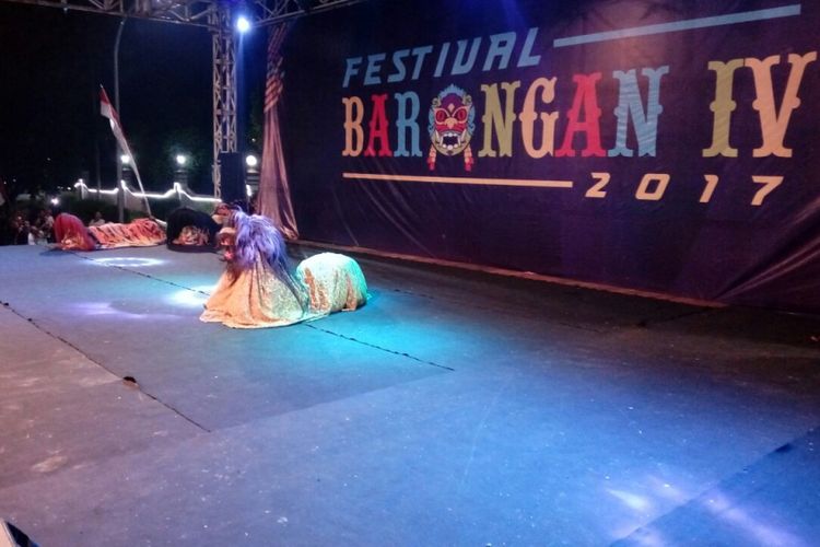 Barongan Gaprak Singo Lodro dari Blora unjuk gigi dalam Festival Barongan Nusantara di alun-alun Kabupaten Blora, Jateng, Selasa (5/12/2017) malam.