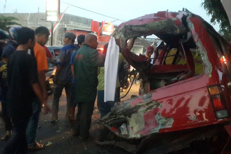 Kondisi angkot nopol N 1804 UG yang ringsek akibat ditabrak truk dalam kecelakaan beruntun di Jalan Raya Karangploso, Kabupaten Malang, Jumat (25/8/2017)