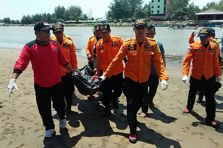 Tim SAR gabungan mengangkat kantong jenazah berisi salah satu korban tenggelam di Pantai Setrojenar, Kecamatan Buluspesantren, Kebumen, Jawa Tengah, Senin (6/11/2017).