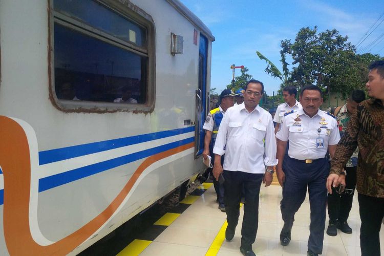 Menteri Perhubungan Budi Karya Sumadi saat meninjau di stasiun Cicurug, Sukabumi,Jawa Barat, Rabu (4/4/2018).
