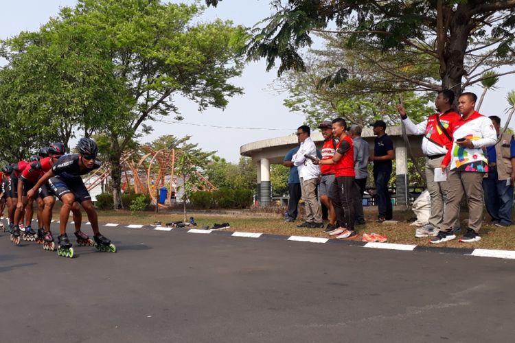 Menteri Pemuda dan Olahraga Republik Indonesia Imam Nahrawi saat meninjau latiham Tim Nasional Sepatu Roda Indonesia, Kamis (9/8/2018).