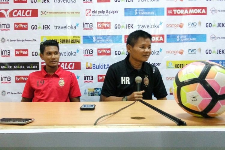 Pemain tengah Sriwijaya FC, Manda Cingi, dan pelatih kepala Sriwijaya FC, Hartono Ruslan.