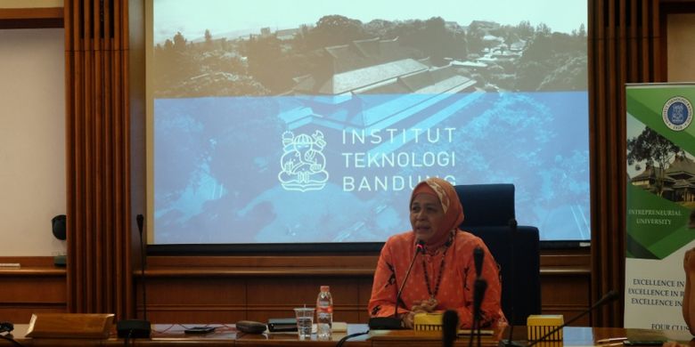 Direktur Eksekutif Pengelolaan Penerimaan Mahasiswa dan Kerjasama Pendidikan ITB Prof. Mindriany Syafila dalam konferensi pers Jalur Penerimaan Mahasiswa Baru ITB, di Ruang Rapim A Gedung Rektorar ITB, Senin (10/12/2018).