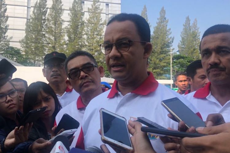 Gubernur DKI Jakarta Anies Baswedan ketika diwawancarai wartawan di Jalan Perintis Kemerdekaan, Selasa (4/9/2018). 