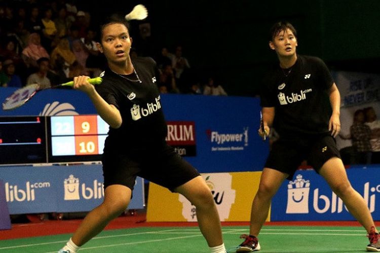 Pasangan ganda putri dari PB Djarum, Agatha Imanuela/Siti Fadia Silva Ramadhanti, berlaga pada babak final Blibli.com Superliga Junior 2017, di GOR Djarum, Magelang, Jawa Tengah, Minggu (10/12/2017).