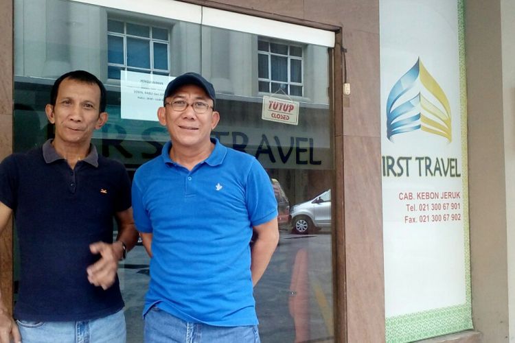 Mantan jamaah umrah, Tanjung (kiri) dan calon jamaah umrah (Aswan) di depan kantor cabang First Travel, Kebon Jeruk, Sabtu (22/7/2017).