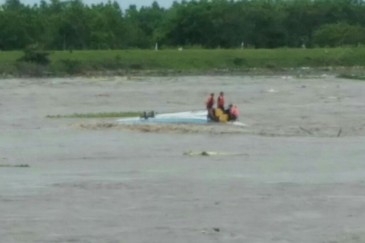 Kapal karam dan tiga awaknya terjebak di Sungai Jeneberang dengan arus yang sangat deras,  Selasa (22/1/2019).
