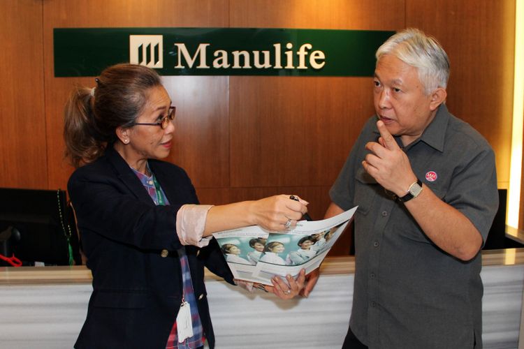 Seorang agent Manulife sedang memberi penjelasan perihal Asuransi Pensiun untuk korporasi pada Pak Yuwantana Direktur SDM PT Gandum. Di  Hari Asuransi,18 Oktober 2017, Manulife kian memperkuat komitmennya terhadap para nasabahnya