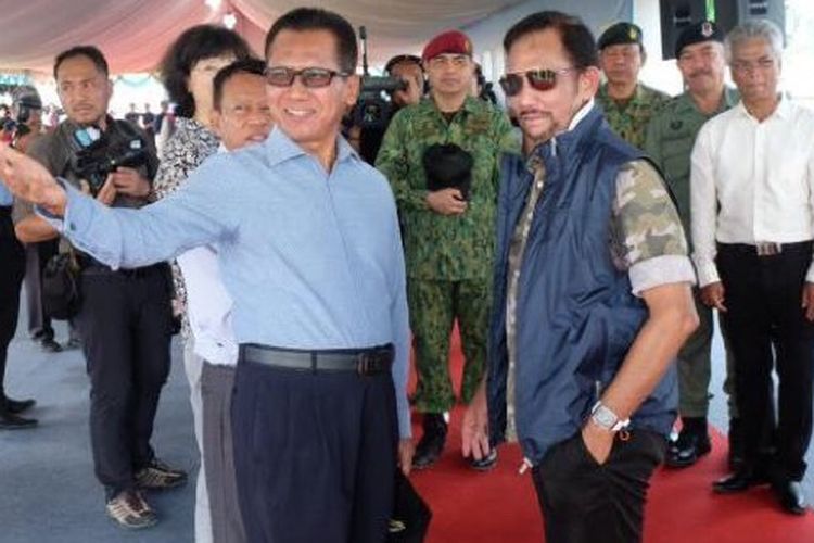 Sultan Haji Hassanal Bolkiah saat menghadiri kegiatan panen raya perdana Hibrida Varietas Sembada 188, Brunei Darussalam, Selasa (12/2/2019).