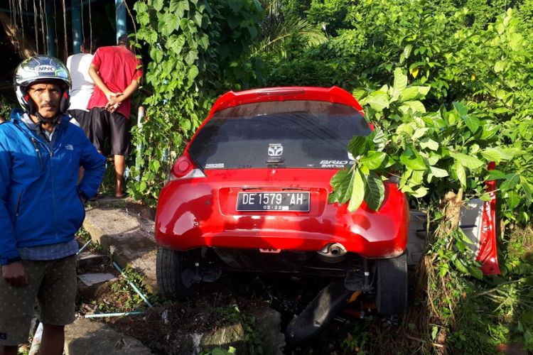 Mobil Honda Brio yang dikendarai anggota DPRD Kabupaten Maluku Tengah mengalami kecelakaan di kawasan Transit Passo, Kecamatan Baguala Ambon, Minggu (25/3/2018).