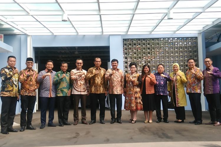 Kepala Staf TNI Angkatan Udara (KSAU TNI) Marsekal Hadi Tjahjanto mengabadikan foto bersama anggota dewan Komisi I DPR-RI, di kediamannya usai silaturahmi, Jakarta, Kamis (7/12/2017).