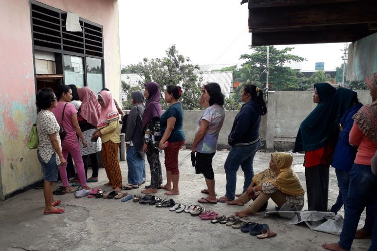 Warga mengantre untuk membeli barang-barang kebutuhan di kegiatan pasar pangan murah di Pasar Rawabadak, Jakarta Utara, Senin (21/5/2018).