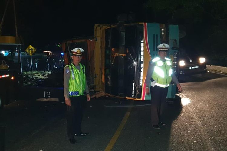 Truk pengangkut aspal terjatuh dari truk trado yang kemudian menghantam mini bus., Rabu (7/8/2019). 