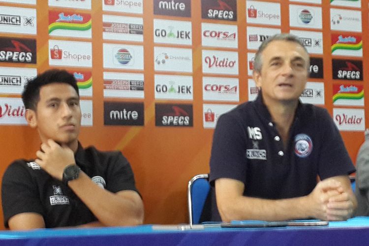 Pelatih Arema FC Milomir Seslija bersama Hanif Sjahbandi dalam konferensi pers di Kantor Arema FC, Minggu (26/5/2019)