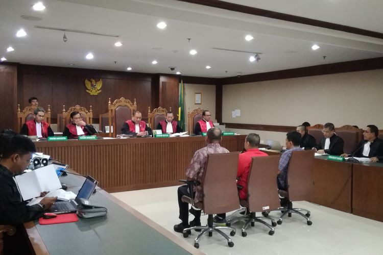Sidang terdakwa Deputi IV Bidang Peningkatan Prestasi Olahraga Kemenpora Mulyana, pejabat pembuat komitmen (PPK) pada Kemenpora Adhi Purnomo dan Eko Triyanto di Pengadilan Tindak Pidana Korupsi, Jakarta, Kamis (1/8/2019). 