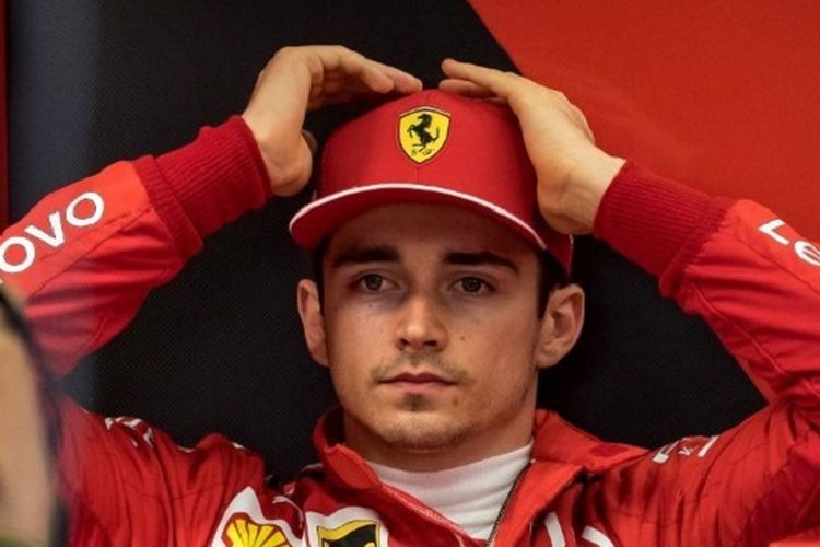 Pebalap Ferrari asal Monako, Charles Leclerc, jelang sesi latihan bebas GP Bahrain di Sirkuit Internasional Sakhir, 29 Maret 2019. 