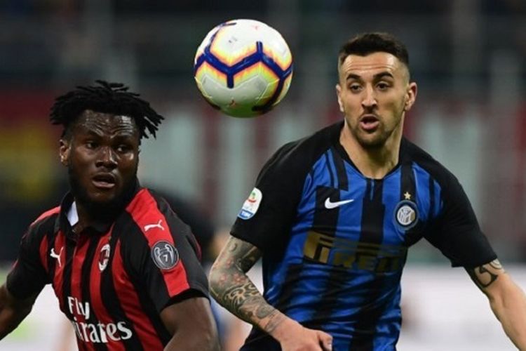 Franck Kessie dan Matias Vecino mencoba mengejar bola pada pertandingan derbi AC Milan vs Inter Milan di San Siro dalam lanjutan Serie A Liga Italia, 17 Maret 2019. 