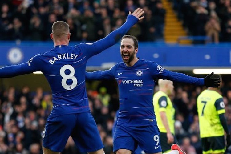 Ross Barkley merayakan gol Gonzalo Higuain pada pertandingan Chelsea vs Huddersfield Town di Stadion Stamford Bridge dalam lanjutan Liga Inggris, 2 Februari 2019. 