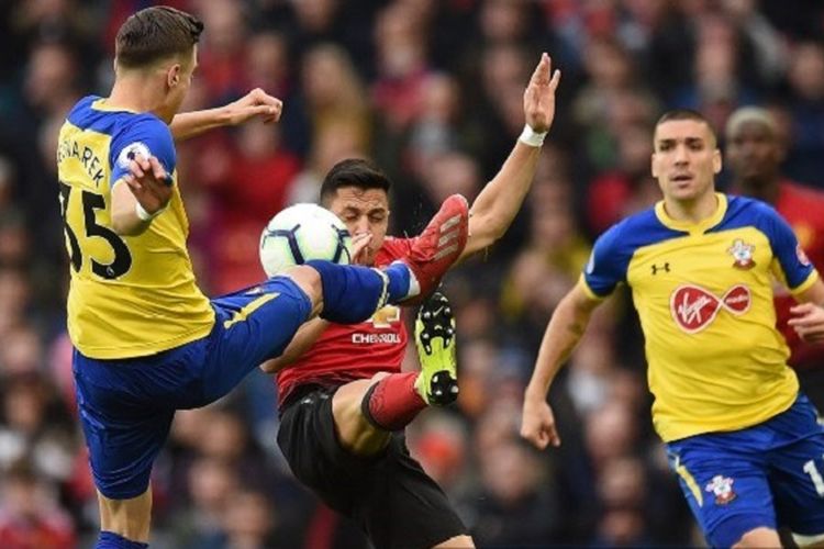 Alexis Sanchez dan Jan Bednarek memperebutkan bola pada pertandingan Manchester United vs Southampton di Stadion Old Trafford, 2 Maret 2019. 