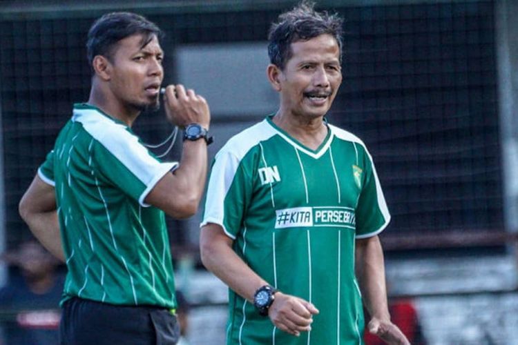 Pelatih baru Persebaya Surabaya, Djadjang Nurdjaman, memimpin latihan bersama asisten pelatih, Bejo Sugiantoro di lapangan Karanggayam, Surabaya pada Rabu (5/9/2018). 