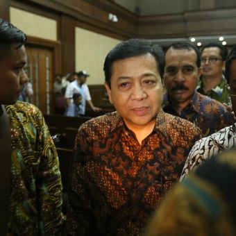 Ketua DPR Setya Novanto (batik coklat) meninggalkan ruang persidangan usai bersaksi di persidangan kasus dugaan korupsi e-KTP, di Pengadilan Tipikor Jakarta, Jumat (3/11/2017). Hari ini, Novanto hadir menjadi saksi untuk terdakwa pengusaha Andi Agustinus alias Andi Narogong