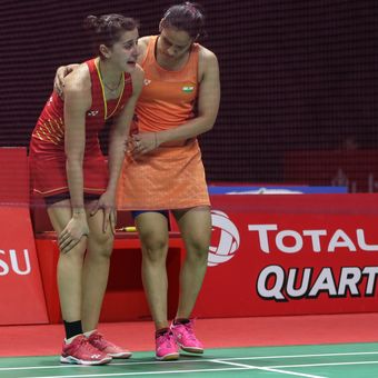 Pemain tunggal Putri Spanyol, Carolina Marin (kiri) mengalami cidera saat bertanding melawan tunggal Putri India, Saina Nehwal (kanan) pada pertandingan final Daihatsu Indonesia Masters 2019 di Istora Senayan, Jakarta, Minggu (27/1/2019). Saina Nehwal tampil sebagai juara setelah Carolina Marin mundur dari pertandingan.