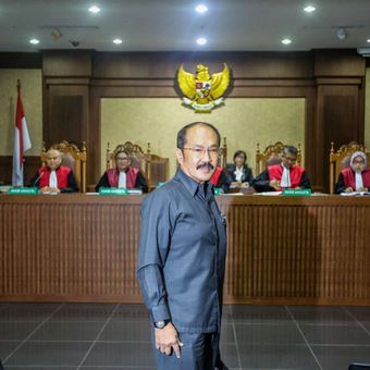 Advokat Fredrich Yunadi saat menjalani sidang perdana sebagai terdakwa di Pengadilan Tindak Pidana Korupsi Jakarta, Kamis (8/2/2018). Fredrich Yunadi didakwa menghalangi proses hukum yang dilakukan Komisi Pemberantasan Korupsi (KPK) terhadap tersangka mantan Ketua DPR Setya Novanto.